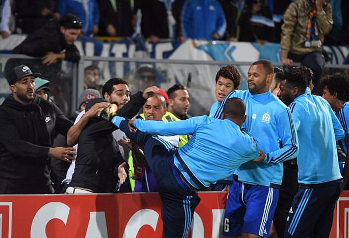 Tái hiện cú kungfu của Cantona, Evra bị đuổi khi chưa ra sân - Ảnh 1.