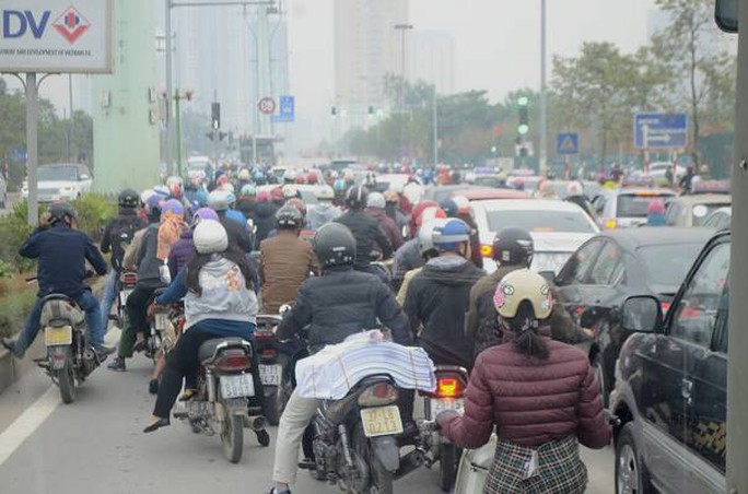 
Các phương tiện vây kín xe buýt nhanh khu vực đường Lê Văn Lương
