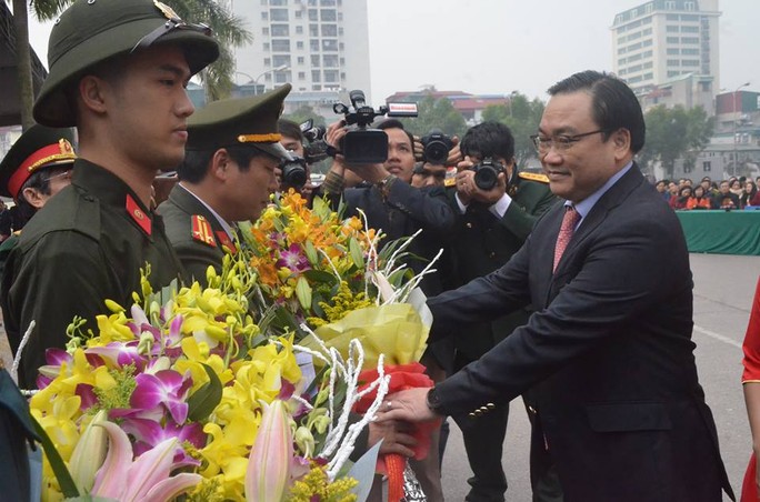 
Bí thư Thành ủy Hà Nội Hoàng Trung Hải tặng hoa đại diện các đơn vị và tân binh
