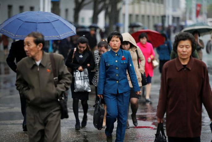 Bình Nhưỡng hứng mưa nhẹ hôm 14-4. Ảnh: REUTERS