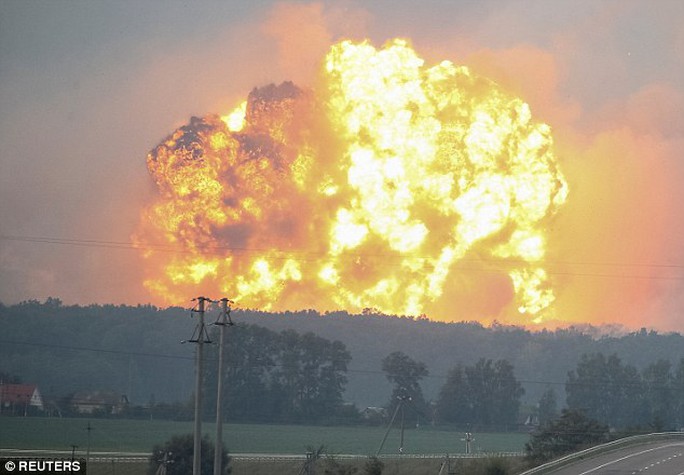 Ukraine: Nổ tại căn cứ quân sự, tên lửa bắn tứ tung lên trời - Ảnh 2.