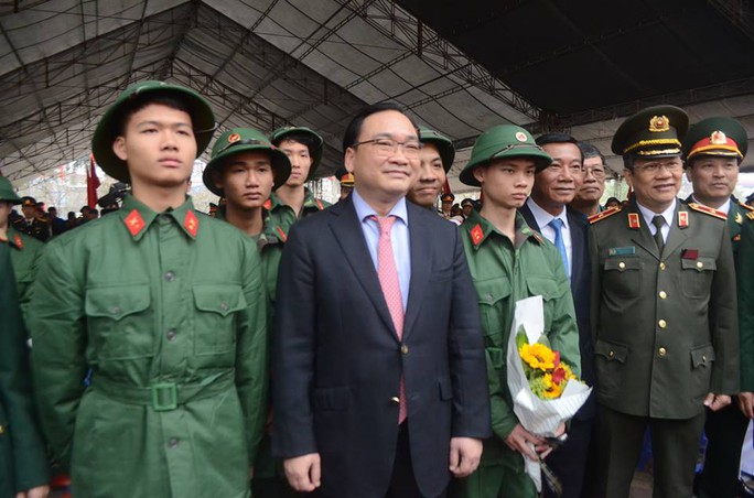 
Bí thư Thành ủy Hà Nội Hoàng Trung Hải đến dự Lễ tòng quân tại Cung thể thao Quần Ngựa động viên các tân binh

 
