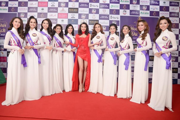 
Các hoa hậu quốc tế (giữa ảnh) giao lưu thân thiện với thí sinh Việt Nam
