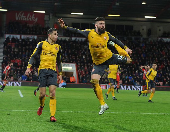 Ăn mừng kiểu "bọ cạp", Giroud bị ném đá