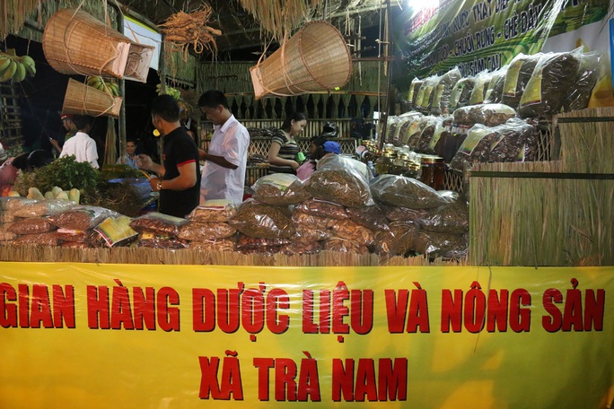 Bán được củ sâm giá 120 triệu đồng tại lễ hội sâm Ngọc Linh - Ảnh 10. Bán được củ sâm giá 120 triệu đồng tại lễ hội sâm Ngọc Linh - Ảnh 10.