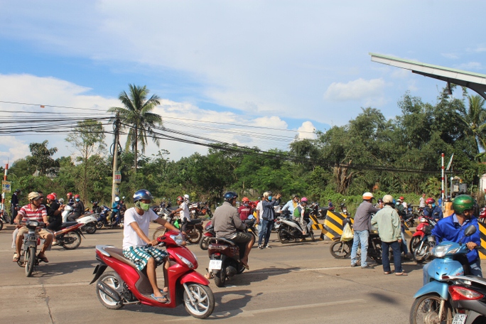 Trạm BOT Biên Hòa thông thoáng sau nhiều giờ tê liệt - Ảnh 4.