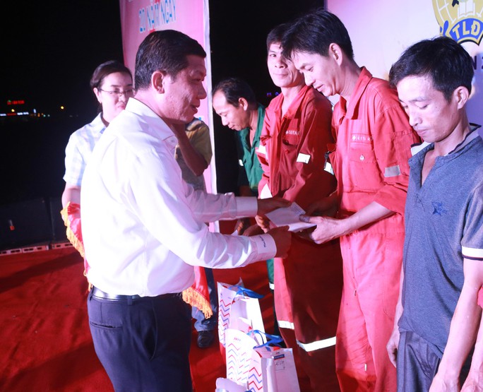 Ông Trần Đoàn Trung, Phó Chủ tịch LĐLĐ TP HCM, trao quà cho CNVC-LĐ khó khăn tại quận 2 Ảnh: BẠCH ĐẰNG
