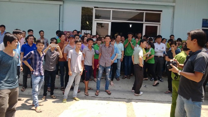 Công nhân ngừng việc yêu cầu giám đốc nói rõ việc giải quyết quyền lợi khi di dời xưởng.