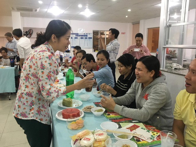 Công nhân Công ty CP Thực phẩm Trung Sơn vui Tết sớm