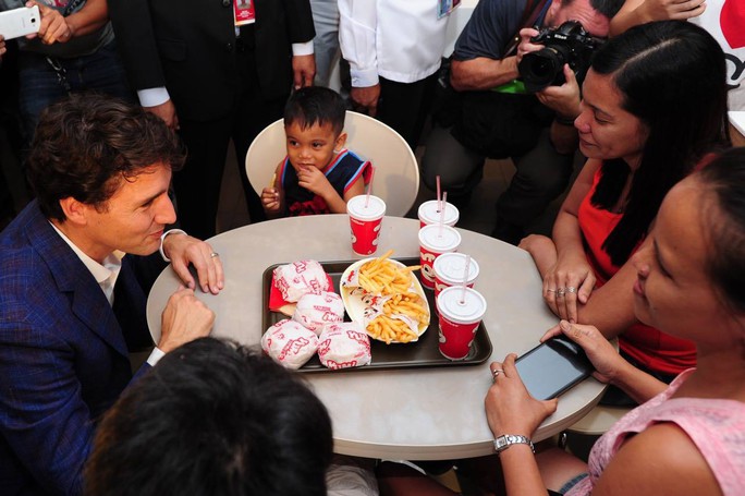 Philippines: Thủ tướng Canada gây náo loạn khi mua gà rán - Ảnh 4.