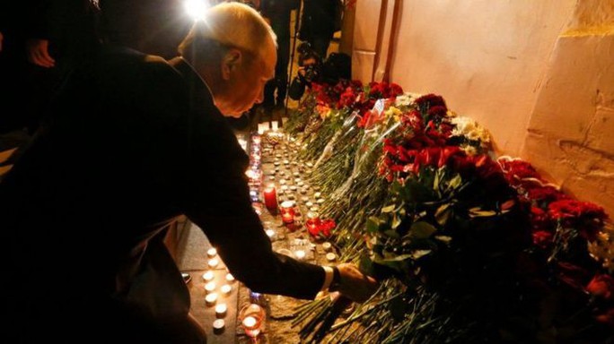 
Tổng thống Nga Vladimir Putin đặt hoa tưởng niệm các nạn nhân. Ảnh: Reuters
