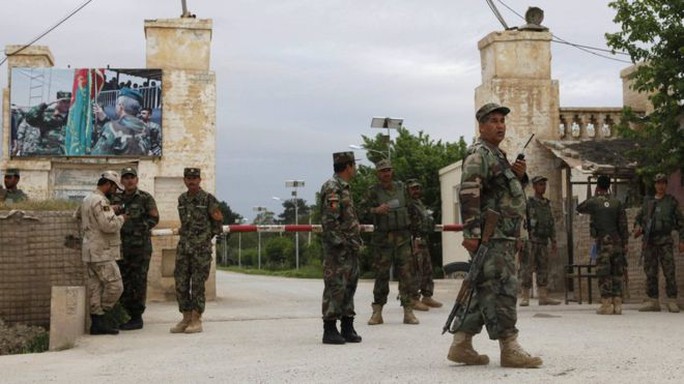 
Binh sĩ Afghanistan canh gác ngoài căn cứ quân sự Mazar-i-Sharif sau vụ tấn công. Ảnh: Reuters

