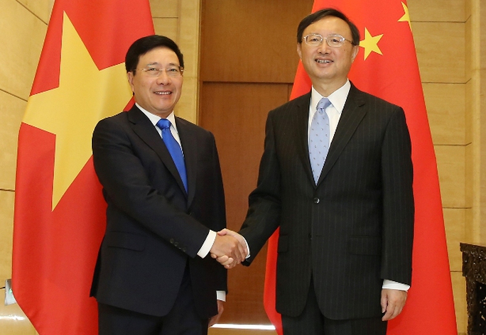 
Phó Thủ tướng, Bộ trưởng Bộ Ngoại giao Phạm Bình Minh bắt tay Ủy viên Quốc vụ Trung Quốc Dương Khiết Trì
