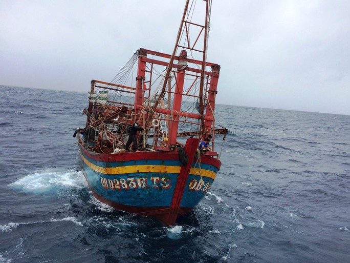 15 giờ vượt sóng gió cứu 9 ngư dân gặp nạn trên biển - Ảnh 1.