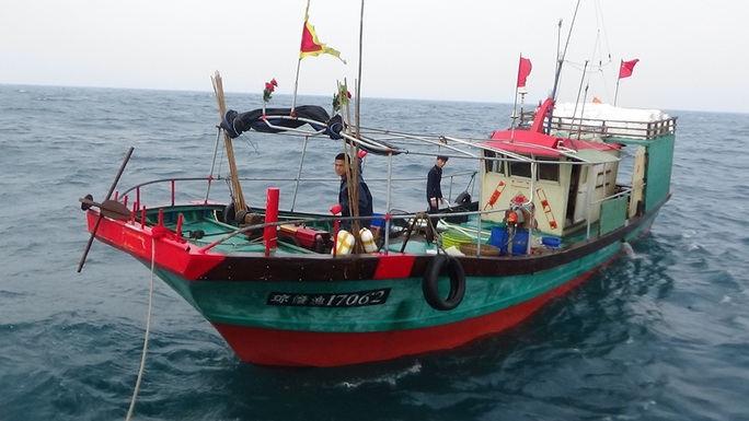Tàu cá Trung Quốc ngang nhiên khai thác thủy sản trong vùng biển Quảng Bình (Việt Nam) bị phát hiện