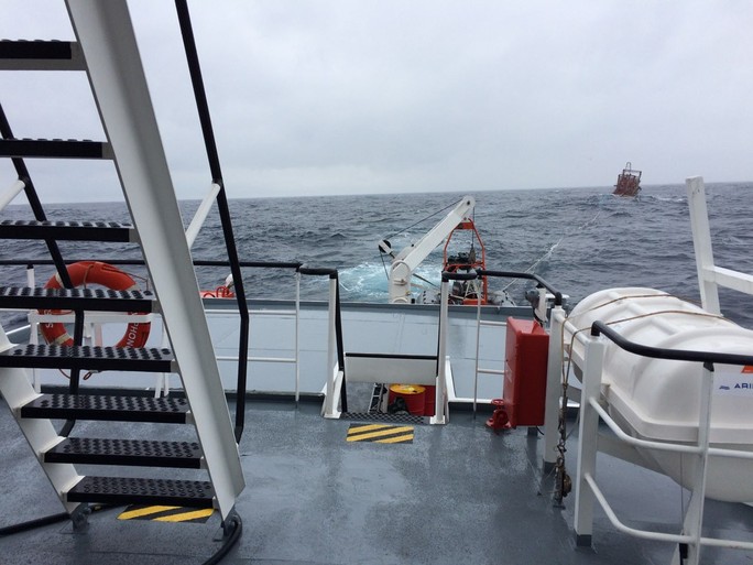 15 giờ vượt sóng gió cứu 9 ngư dân gặp nạn trên biển - Ảnh 3.