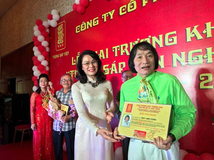 Bà Nguyễn Thị Thu - Phó chủ tichju UBND TPHCM trao bằng xác nhận việc trưng bày bức tượng sáp của NSƯT Minh Vương trong ngày khánh thành