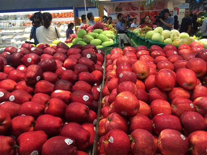 Trái cây ngoại là một trong những mặt hàng hút người tiêu dùng dịp tết. Trong ảnh: Táo ngoại nhập được bán tại một siêu thị ở TP HCM. Ảnh: Vũ Yến