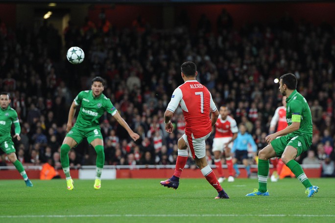 UEFA công bố 10 bàn thắng đẹp nhất Champions League - Ảnh 2.