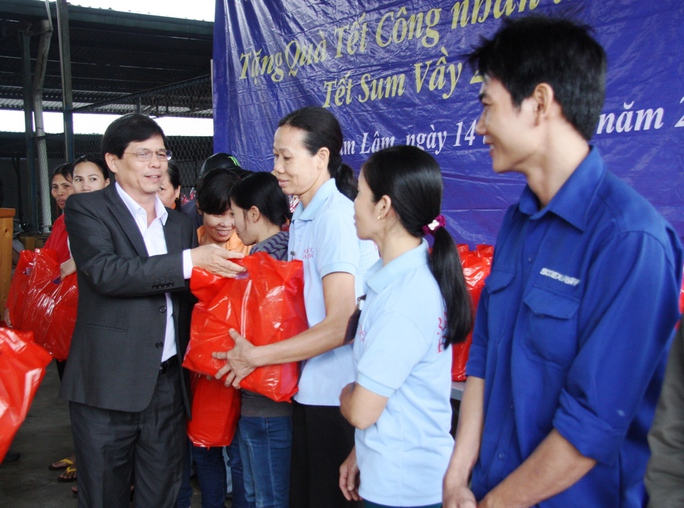 
Ông Nguyễn Tấn Tuân, Phó Bí thư Tỉnh ủy, Chủ tịch HĐND tỉnh Khánh Hòa, trao quà Tết cho công nhân

