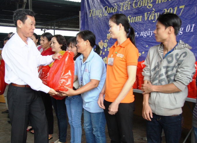 
Ông Lê Xuân Hải, Phó Chủ tịch LĐLĐ Khánh Hòa, trao quà cho công nhân
