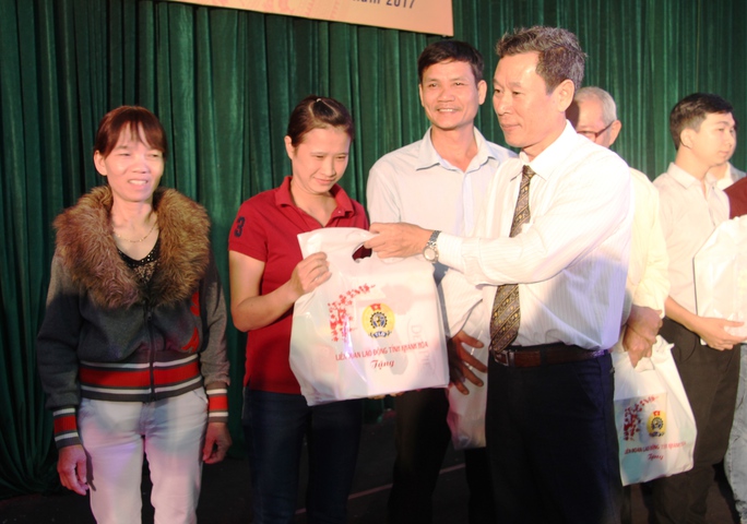 
Ông Lê Xuân Hải, Phó chủ tịch LĐLĐ tỉnh Khánh Hòa trao quà cho công nhân khó khăn
