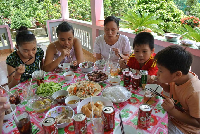 Khi tham gia các bữa tiệc ngày Tết hay thưởng thức món lạ trên đường du Xuân, người lớn chỉ nên cho trẻ ăn thăm dò một ít đối với các món mớiẢnh: THANH NHÂN