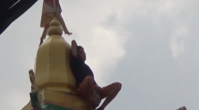 VIDEO giây phút nghẹt thở bắt kẻ ngáo đá trên tháp chùa - Ảnh 2.