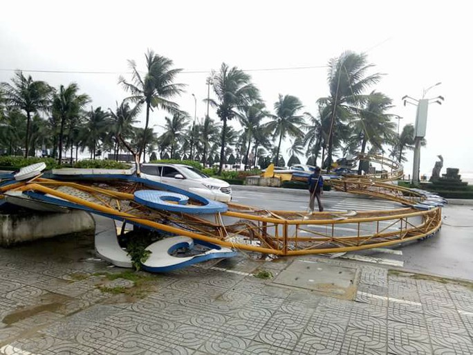Từ Bình Định đến Đà Nẵng: Cây ngã la liệt, nhiều khu vực bị lũ chia cắt - Ảnh 14.