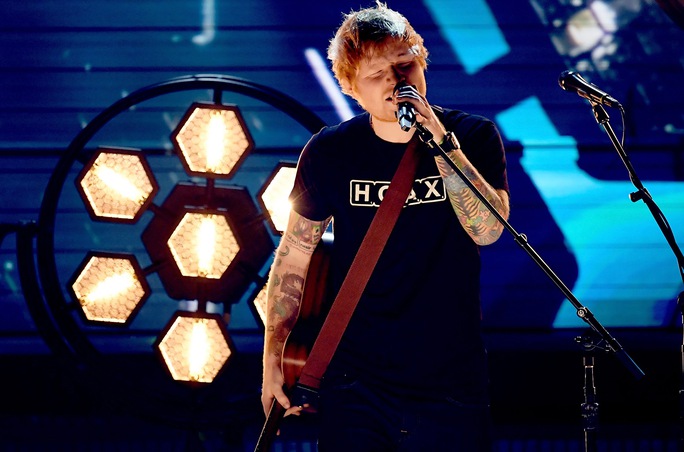 
Ed Sheeran biểu diễn tại lễ trao giải Grammy lần thứ 59. Ảnh: Billboard

