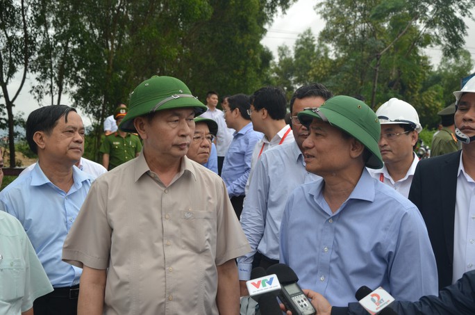 Chủ tịch nước và Thủ tướng vào tận vùng lũ thăm người dân - Ảnh 1.