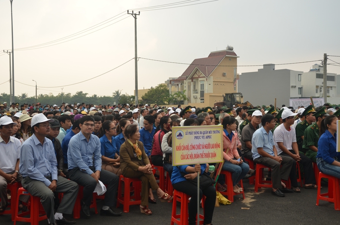 Chủ tịch Đà Nẵng cùng 3.000 người dân làm sạch môi trường đón APEC - Ảnh 2.