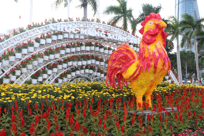 
Gà trống, biểu tượng của năm Đinh Dậu được trang trí bắt mắt, nổi bật giữa chùm hoa
