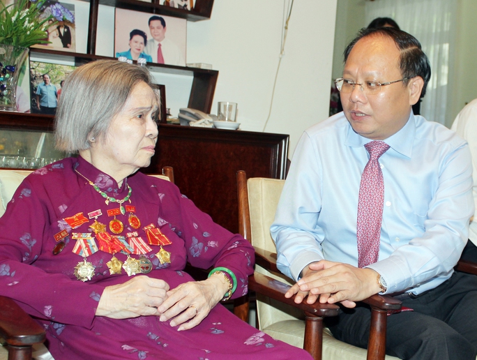 Phó Bí thư Thường trực Thành ủy TP HCM Tất Thành Cang thăm hỏi phu nhân cố Tổng Bí thư Lê Duẩn Ảnh: TRƯỜNG HOÀNG