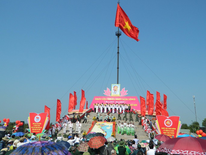 Lễ thượng cờ tại Khu Di tích lịch sử quốc gia đặc biệt Đôi bờ Hiền Lương - Bến Hải vào sáng 30-4Ảnh: HẢI PHONG
