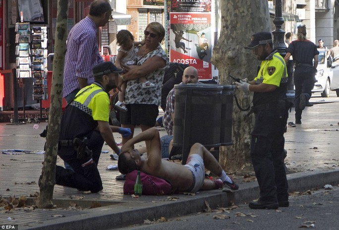 Lao xe, bắt con tin ở Barcelona, 13 người chết - Ảnh 6.