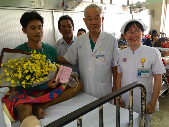 Một ngư dân bị tàu lạ bắn được xuất viện - Ảnh 2. Một ngư dân bị tàu lạ bắn được xuất viện - Ảnh 2.