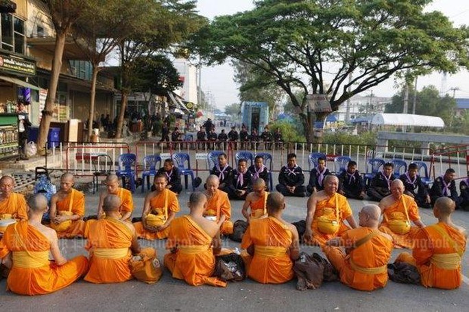 
Các nhà sư tại chùa Wat Phra Dhammakaya. Ảnh: Pattarapong Chatpattarasill
