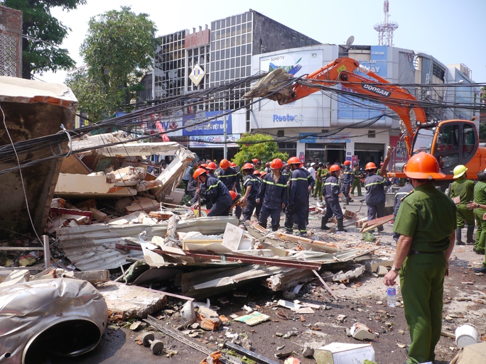 Cảnh sát PCCC Bình Định tích cực tháo dỡ đống đổ nát cứu người