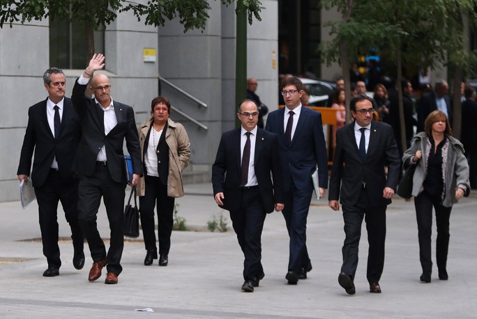 
Người đứng đầu cơ quan ngoại giao của chính quyền Catalonia cũ, ông Raul Romeva vẫy tay khi cùng các cựu quan chức khác của chính quyền bị sa thải này tới Tòa án Tối cao ở Madrid hôm 2-11. Ảnh: Reuters
