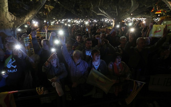 
Người dân biểu tình đòi thả tự do cho các cựu quan chức Catalonia. Ảnh: Reuters
