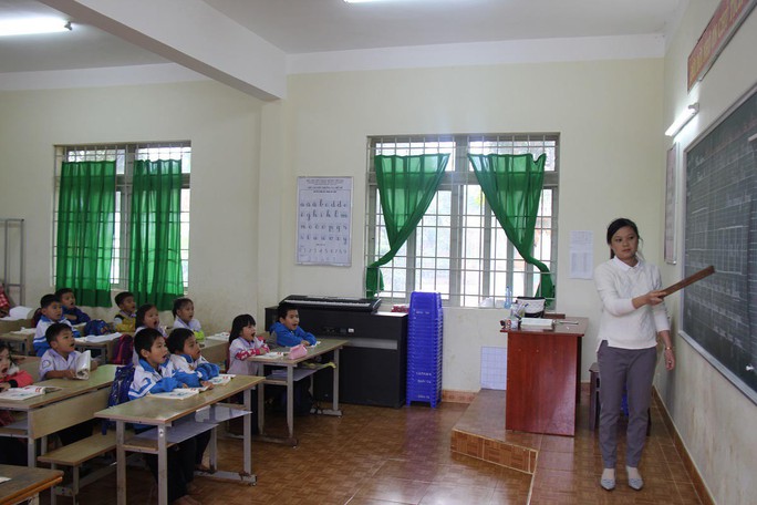 Hàng ngàn giáo viên bị nợ lương, lo mất việc - Ảnh 1.