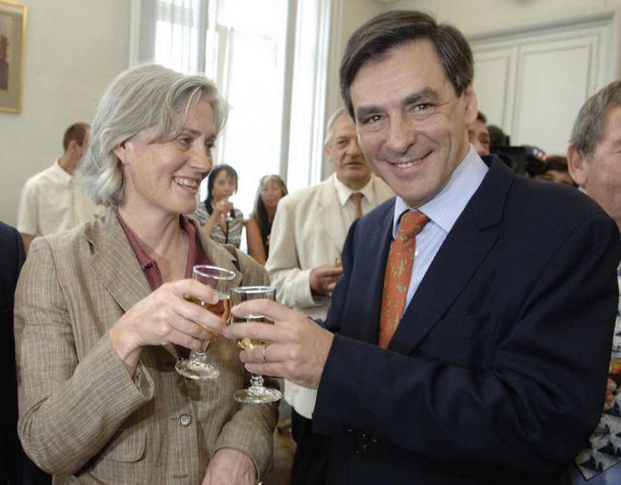 
Bà Penelope chung vui với chồng hồi năm 2007 nhân dịp ông Fillon nhậm chức thủ tướng Ảnh: SIPA
