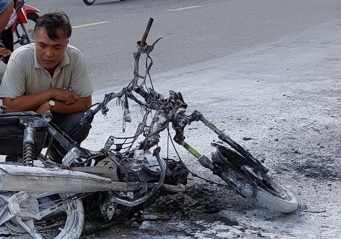 Một phụ nữ suýt thành “ngọn đuốc” khi xe máy cháy trơ khung - Ảnh 1.
