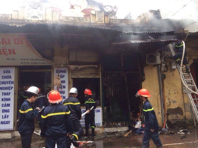 
Vụ cháy lớn đã thiêu rụi nhiều đồ đạc trong nhà họa sĩ Văn Thao, con trai cố nhạc sĩ Văn Cao
