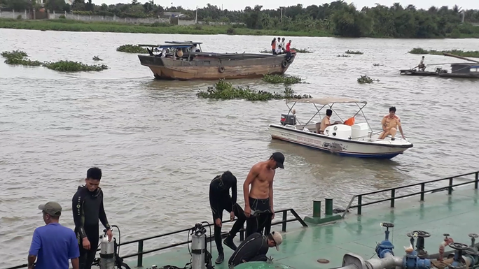 Tai nạn lúc thuyền trưởng sà lan đi vệ sinh? - Ảnh 1.