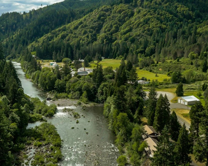 Toàn bộ thị trấn Tiller được rao bán với giá 3,85 triệu USD Ảnh: Oregon Live