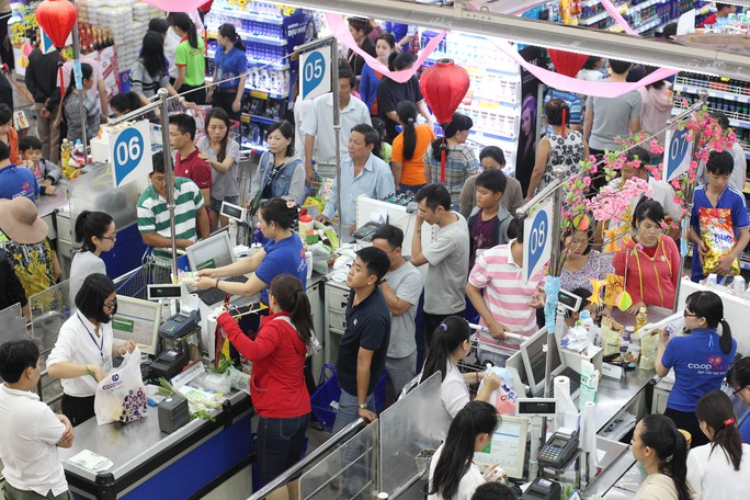 Hệ thống siêu thị Co.opmart thu hút đông đảo người dân đến mua sắm TếtẢnh: Hoàng Triều