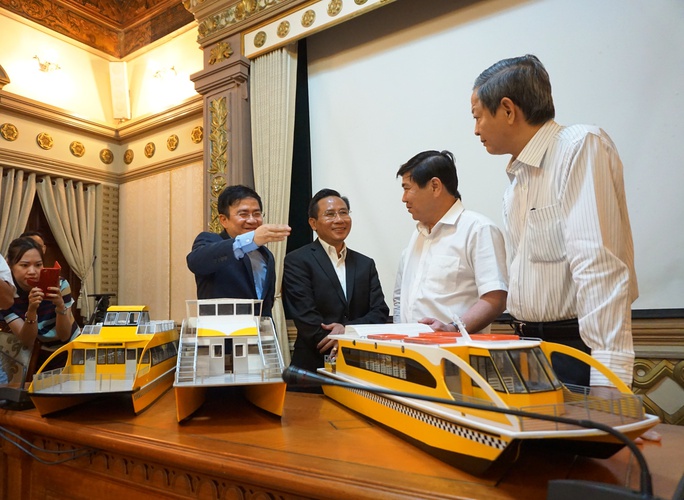 
Lãnh đạo UBND TP HCM xem mô hình tàu vận tải hành khách công cộng đường thủy nội địa
