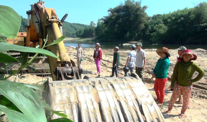 
Người dân ngăn chặn khai thác cát trên sông Phước Giang
